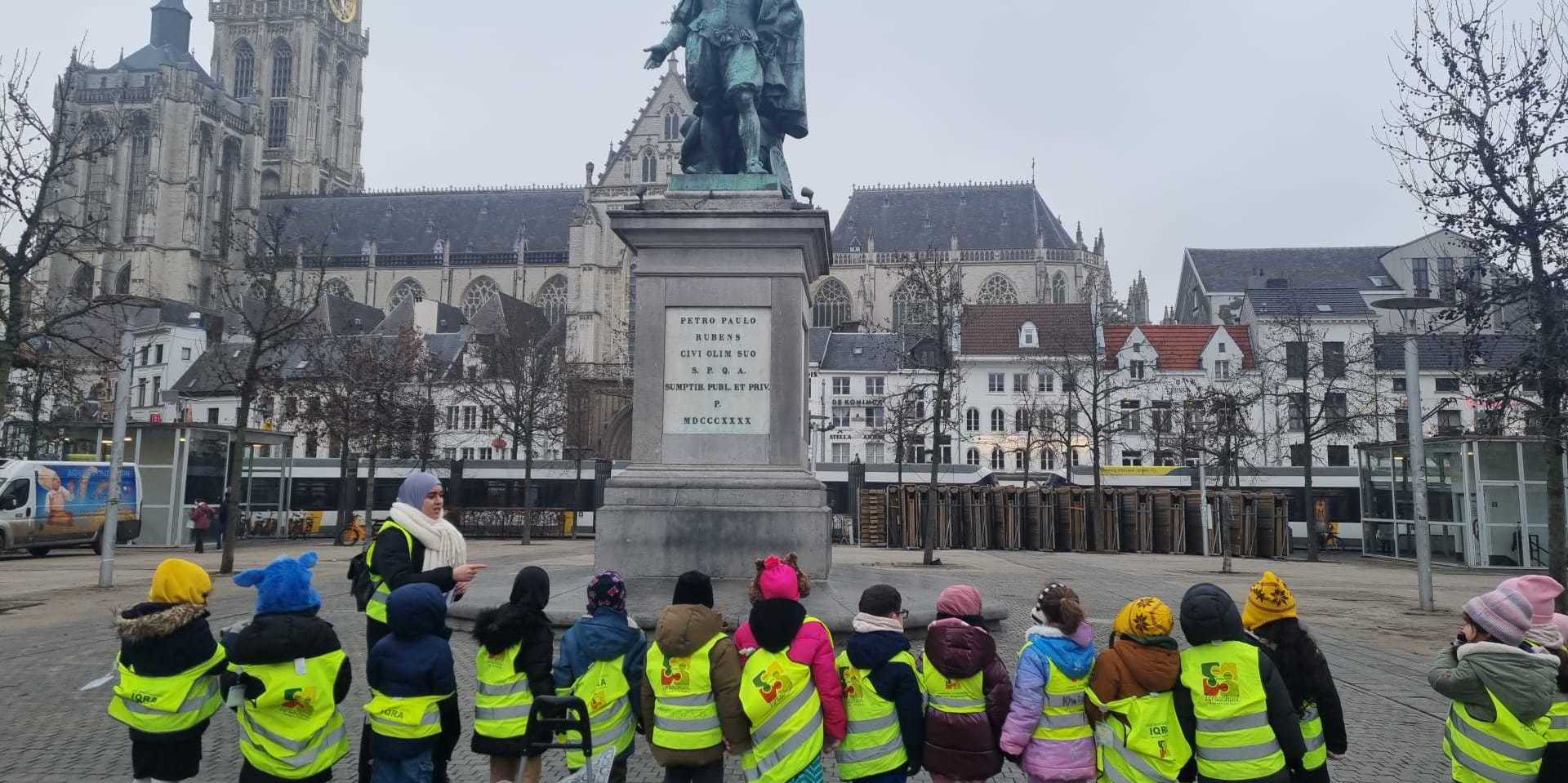 Kinderen luisteren naar de juf op de Groenplaats Kinderen luisteren naar de juf op de Groenplaats